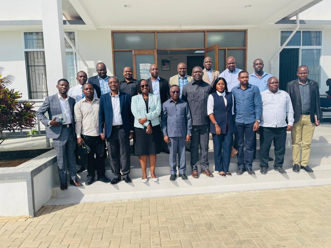 PMdukula's tweet photo. Members of ASAPUCT( Academic Staff Association of Public Universities and Colleges of Tanzania) met with the PS, Ministry of Public Service and Good Governace  in Dodoma on 11th May 2021 to discuss academics' welfare and other issues of interest in the Public Service. https://t.co/Vmxtg6Gvpu