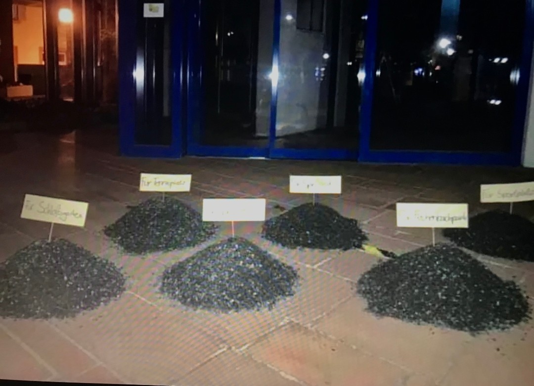 Gruß an den Bürgermeister von Dieburg 👇
Hintergrund: Er ließ einen Skaterpark mit Rollsplitt zuschütten, um Treffen von Jugendlichen zu verhindern.
#KehrenfuerDieburg