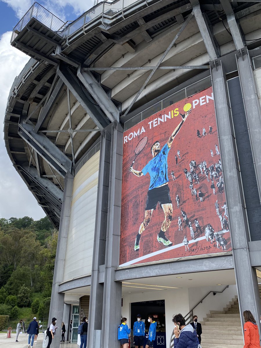 dariomarchetti7's tweet photo. Lo stesso artista del murales di #Mourinho dà il benvenuto al pubblico degli #Internazionali 

#IBI21 https://t.co/fapH9iPODo