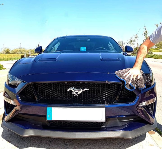 Los que más saben lo mantienen siempre impoluto…💪 ¿Preparados para quemar rueda este finde? 🔥 bit.ly/3hoKnlc #FordMustang #GT