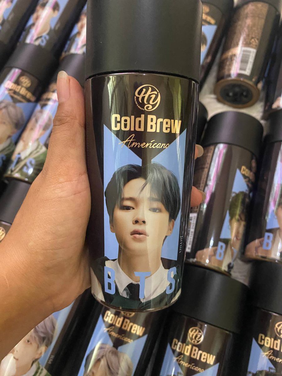 dulsetshopPH's tweet photo. PAUBOS SALE 💜

HY Cold Brew Americano✨

Available members: RM, Jhope, Suga, and Jimin

Price: PhP 80.00 plus SF (we will give discounts po sa mga bibili po ng marami)

Mura po siya kasi malapit na po maexpire. June 2021 po expiration date

Dm us to order po 😊 https://t.co/IX99i8s29Q
