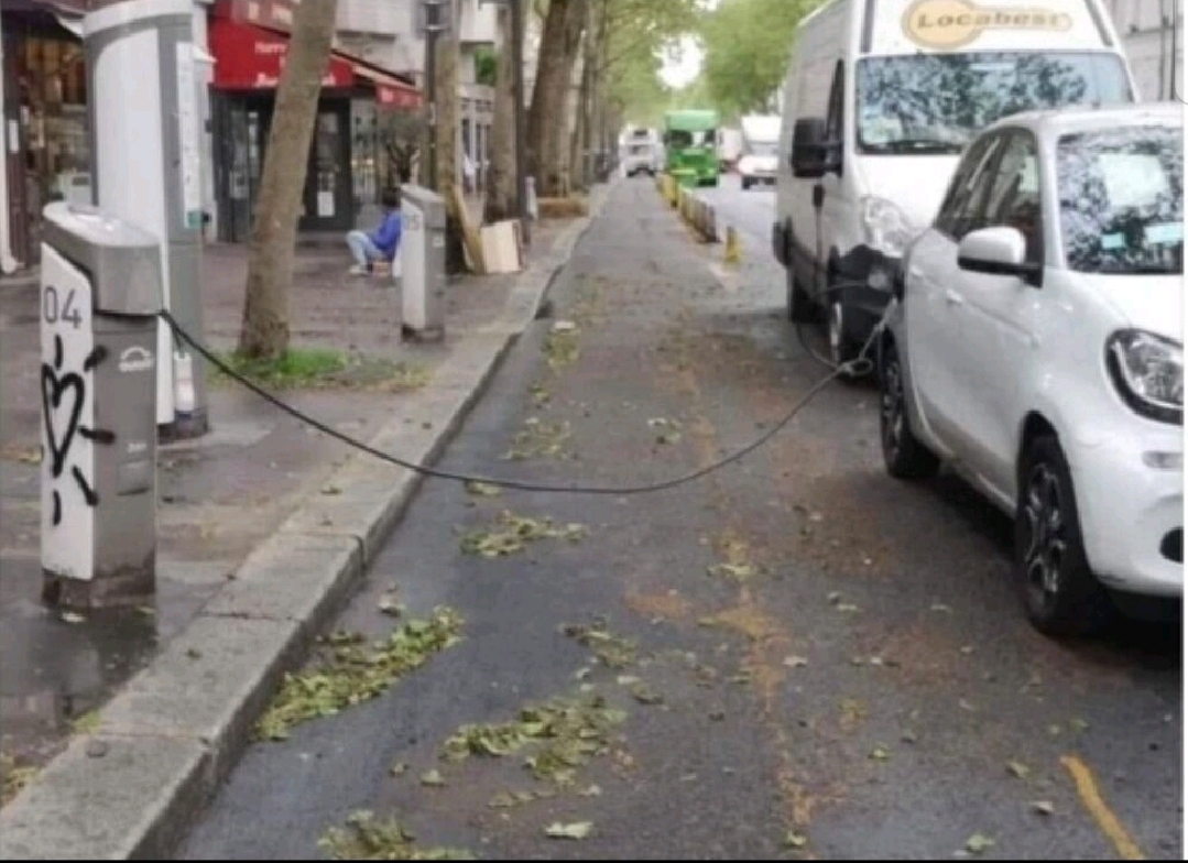 #AutoElettriche e #PisteCiclabili: quando la #MobilitàSostenibile non è priva di rischi 😆 (e il #genio umano si manifesta in tutto il suo splendore)