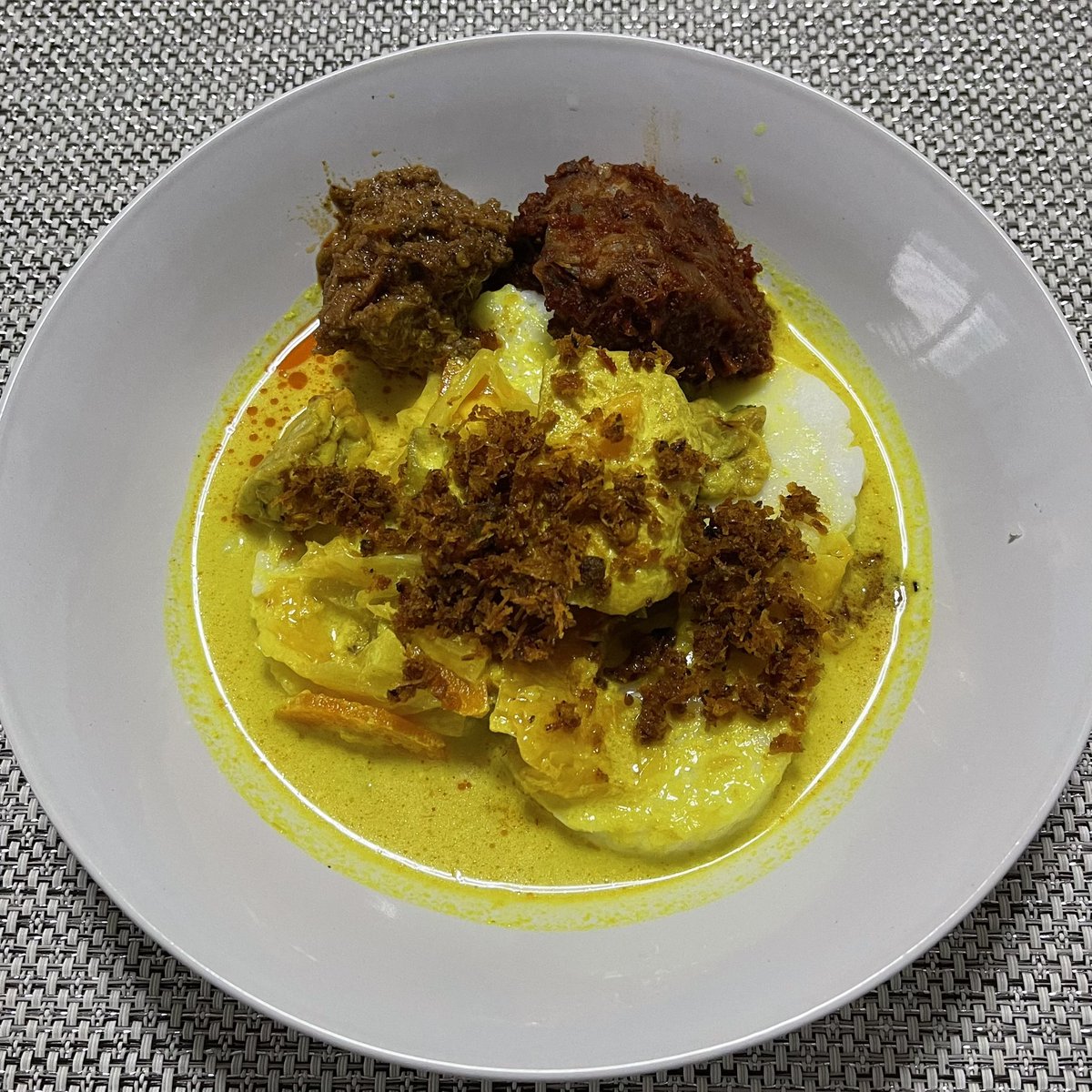 norlinkarim's tweet photo. Eid Mubarak! Presenting our traditional lontong (not cooked by me), beefed-up shakshuka (cooked by me) &amp; a variety of traditional kueh &amp; cookies. 
#EidMubarak 
#VirtualLunchDate
#WAPmembers https://t.co/3PQIbqRmW7