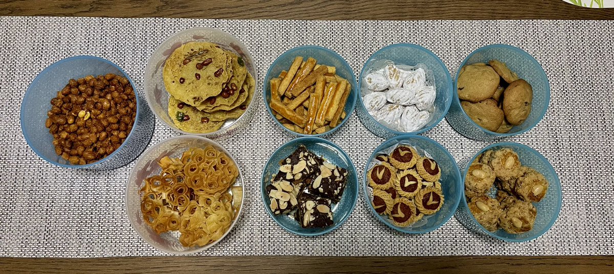 norlinkarim's tweet photo. Eid Mubarak! Presenting our traditional lontong (not cooked by me), beefed-up shakshuka (cooked by me) &amp; a variety of traditional kueh &amp; cookies. 
#EidMubarak 
#VirtualLunchDate
#WAPmembers https://t.co/3PQIbqRmW7