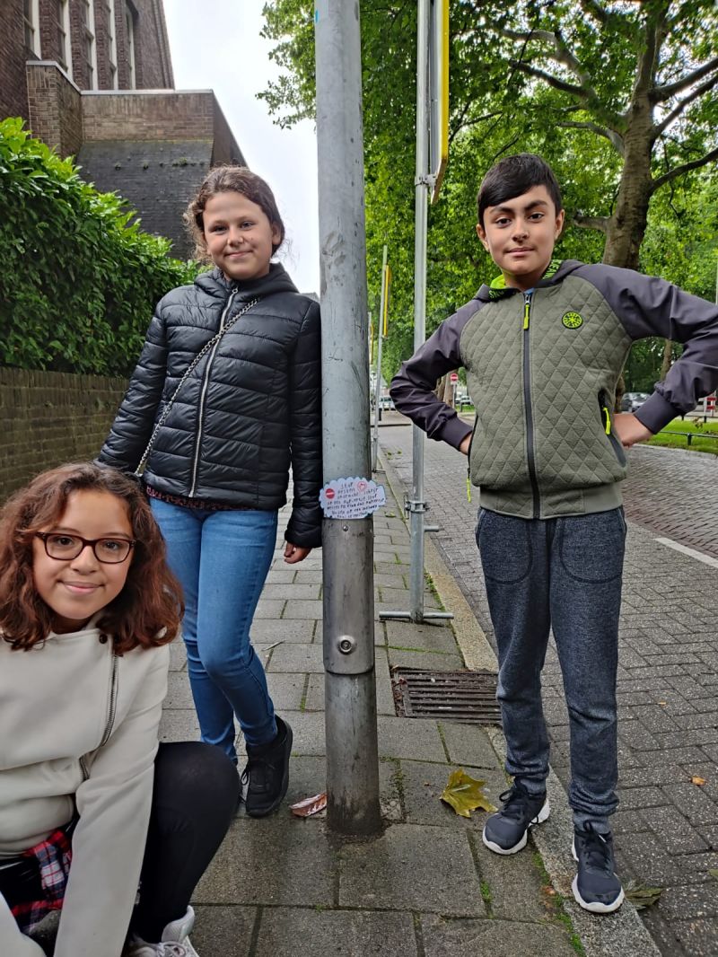 Wist je dat we steeds vaker buiten in de wijk te vinden zijn? Zeker nu het mooier weer is! Maar dat is niet de enige reden. Stichting Move bundelt haar krachten steeds vaker met andere partijen, wijkagenten, welzijnsorganisaties en andere stichtingen. 
#samensterker #indewijk