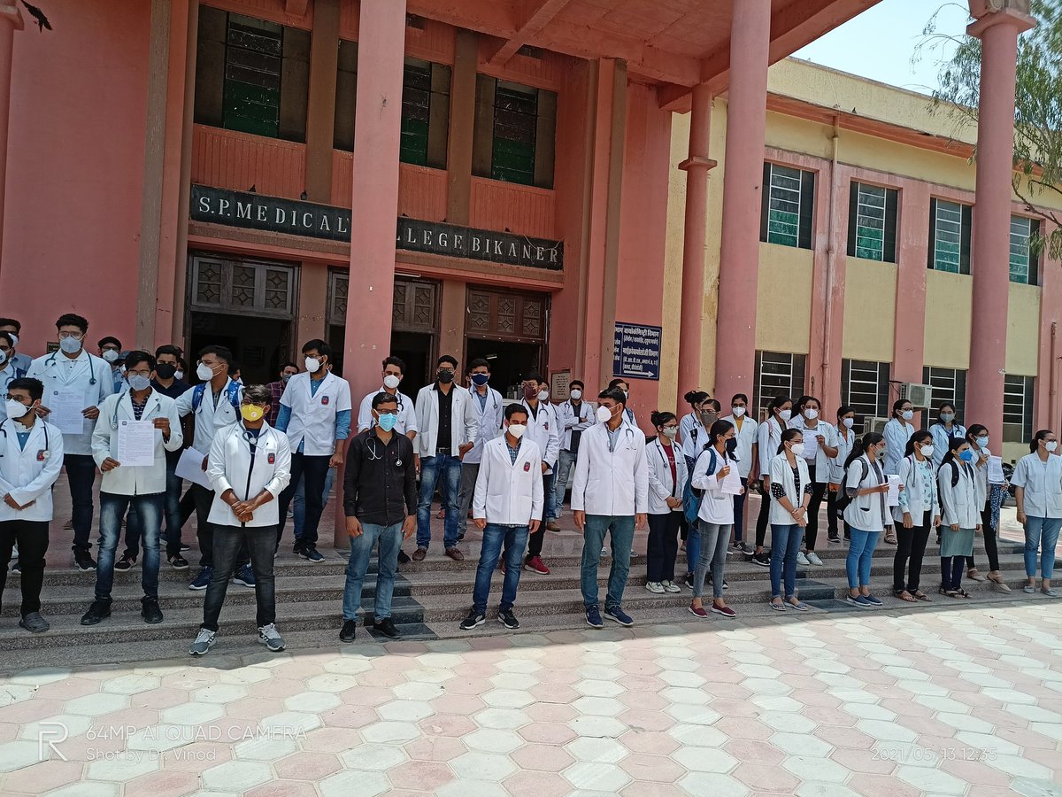 VKJINJWADIYA's tweet photo. Medico Interns have been selflessly "serving" &amp; havent been "served well" in our state particularly for past 10 years. This is no "favour" we r asking to  the system to be "fair" enough on our stipend.
@RaghusharmaINC 
#Rajasthan_इन्टर्न_Stipend_बढाओ
#गहलोत_इंटर्न_स्टाइपंड_बढ़ाओ https://t.co/OOG4tBnsqb