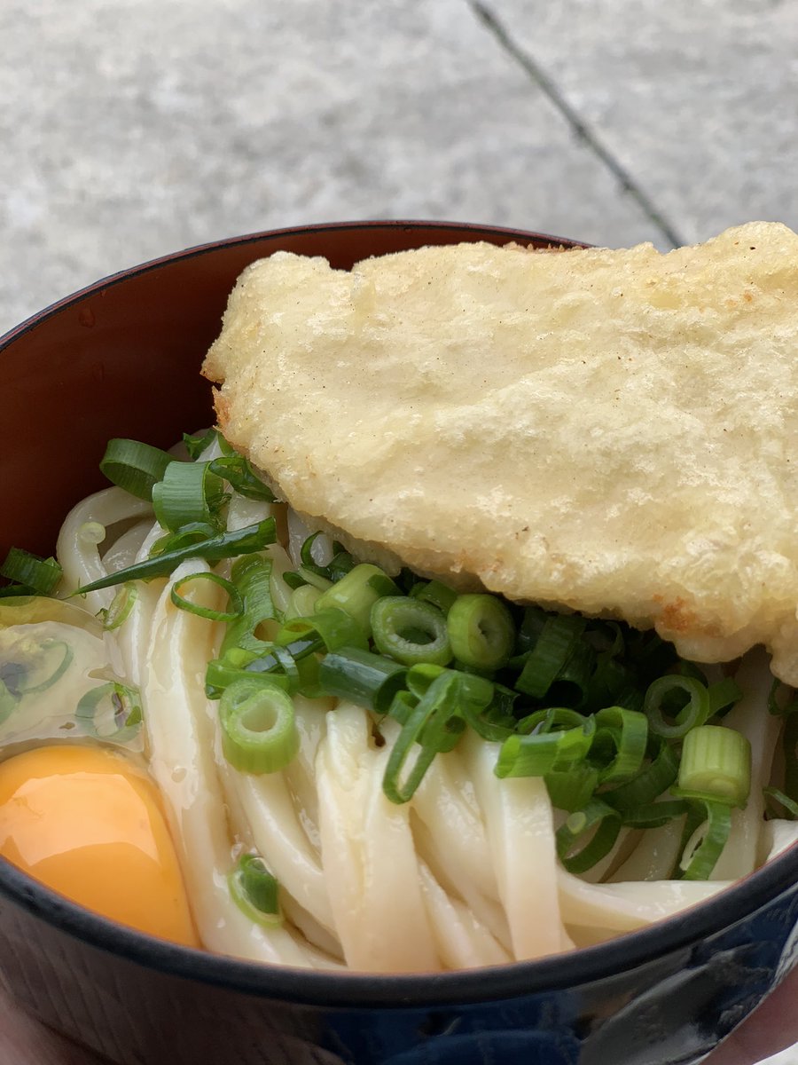 TetsuyaNekobasu's tweet photo. 久しぶりの須崎食料品さん

こんぴら詣に行くことになり
それならばと訪問

閉店時間ギリでしたが
麺が残ってて頂けました。

変わらぬ美味しさに感動しつつも、あっという間に完食でした。

ご馳走さまです😋

#さぬきうどん
#須崎食料品店
#しょうゆうどん
#トッピング
#��り天
#生卵 https://t.co/Ax0gsifaVx