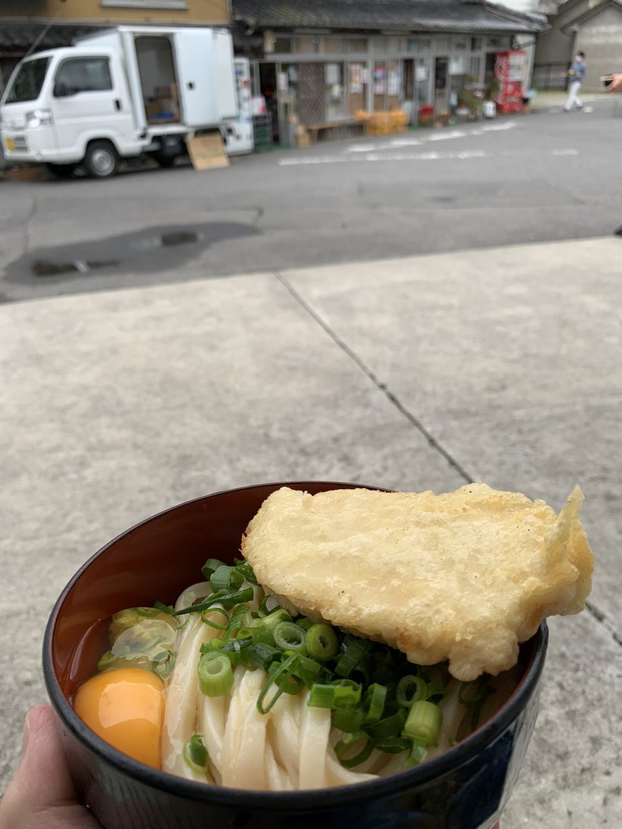 TetsuyaNekobasu's tweet photo. 久しぶりの須崎食料品さん

こんぴら詣に行くことになり
それならばと訪問

閉店時間ギリでしたが
麺が残ってて頂けました。

変わらぬ美味しさに感動しつつも、あっという間に完食でした。

ご馳走さまです😋

#さぬきうどん
#須崎食料品店
#しょうゆうどん
#トッピング
#��り天
#生卵 https://t.co/Ax0gsifaVx