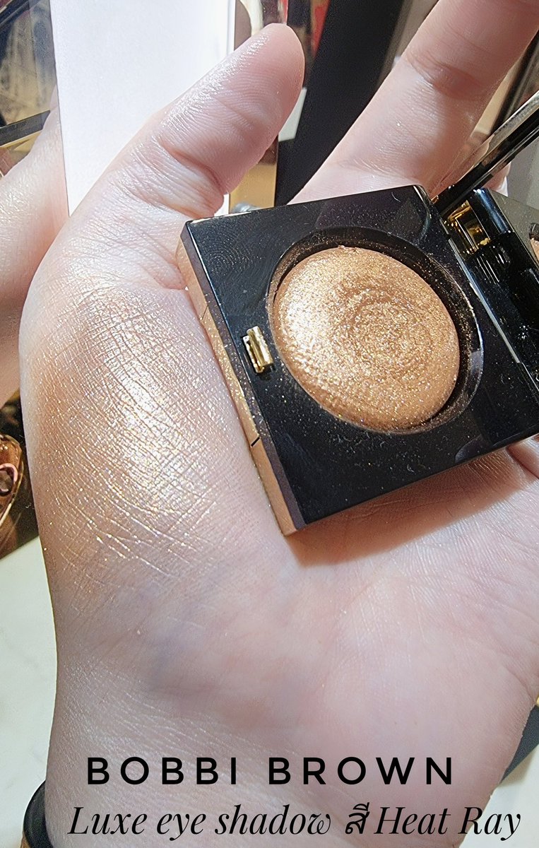 Anjoe09681265's tweet photo. อายแชโดว์ที่หยิบมาใช้ได้ทุกวัน #LuxeEyeShadow สี #HeatRay @BobbiBrown_TH โทนส้มทองสว่างขับผิวสุด  ชอบชิมเมอร์เค้าที่เม็ดไม่ใหญ่ไม่ทำให้ตาดูบวมแต่กลับดูสวยสดใสดูมีอะไร โดยไม่ต้องแต่งเยอะ แค่ใช้นิ้วจิ้้มๆแล้วมาป้ายเปลือกตาคือสวยเลย งงมาก 
#ใช้จริงรีวิวจริง 
#ใช้ดีบอกต่อ https://t.co/oDc3mvGC3Q