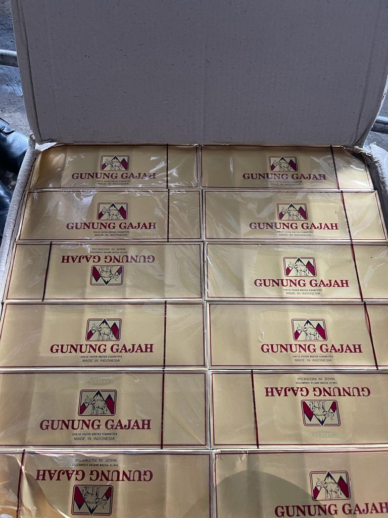kolkata_customs's tweet photo. #IndianCustomsAtWork guarding #EconomicFrontiers  while fighting for #COVID19 officers of #PrevCommWB on 13/5/21 effected #seizure of Indonesia origin #cigarettes in front of #DomesticCargoComplex 
of @NSCBIAirport valued Rs.17.28 lakhs @PIB_India @cbic_india https://t.co/fk9uEavtXV