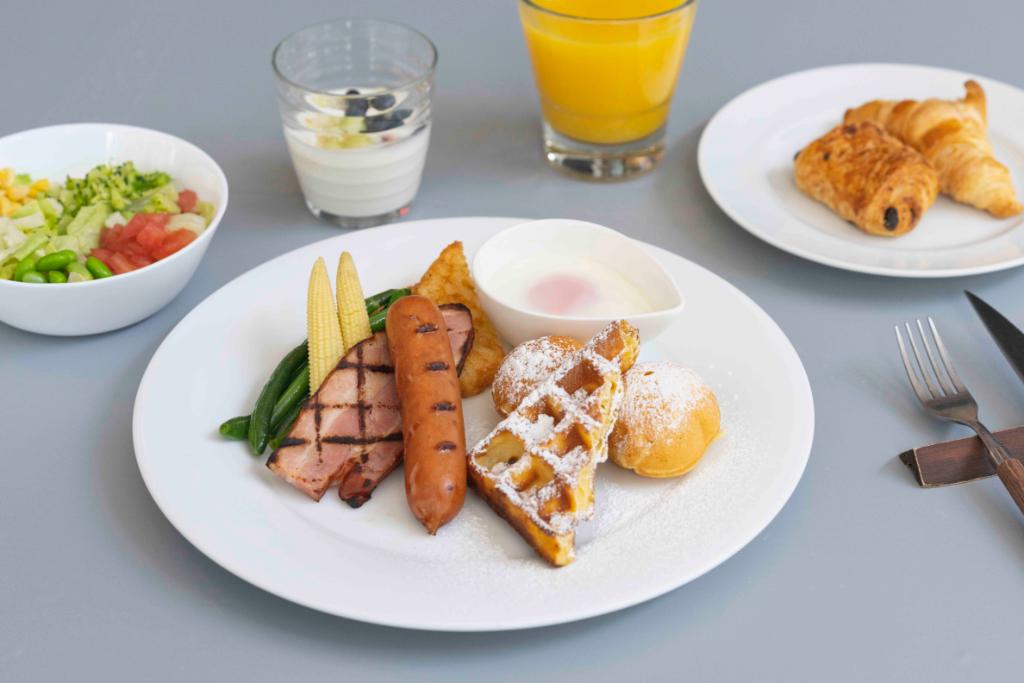 ｺｰﾄﾔｰﾄﾞﾏﾘｵｯﾄ東京ｽﾃｰｼｮﾝ カナダの朝食 ランバージャック ワッフル パンケーキ ソーセージ ベーコン 温泉卵 チョップドサラダなど1日のスタートをリッチにどうぞ 内容 ソーセージ ワッフル ベーコン 温泉卵 パン チョップド