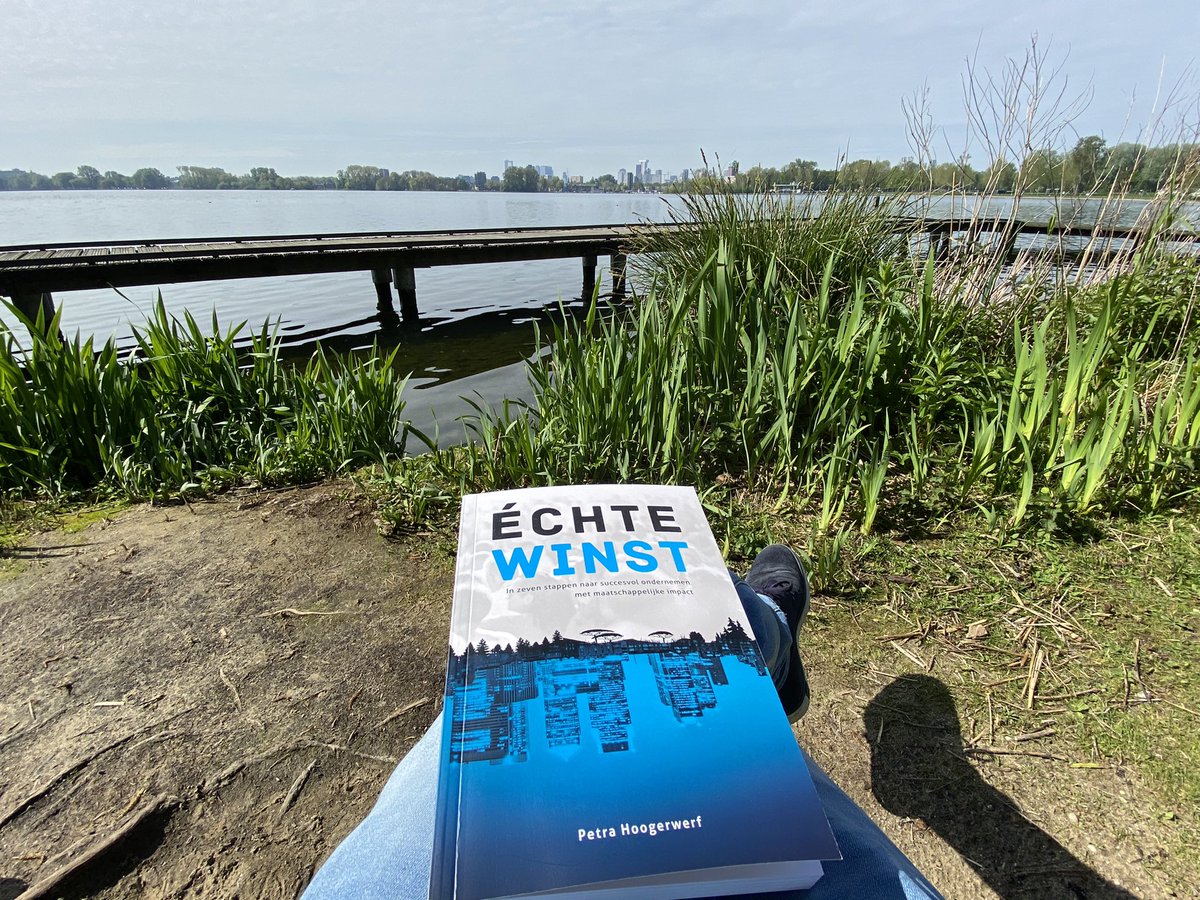 Heerlijk in het zonnetje het boek Échte winst van <a href="/pfhoogerwerf/">Petra Hoogerwerf</a> lezen. Theorie en praktijk ineen over succesvol ondernemen met maatschappelijke impact 👌