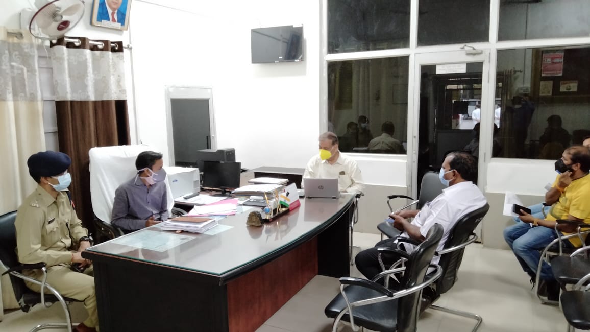 DmMainpuri's tweet photo. एक दूसरे का सहयोग करें, मनोबल ऊंचा रखें।
कोई समस्या हो तो दिखाए, घबराए नहीं।
नियमो का पालन करे, अनावश्यक घर से बाहर नहीं निकले।। https://t.co/hGWjt6qjns