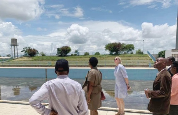 PacheduZW's tweet photo. Once upon a time in the 90s, Chitungwiza had a very beautiful world-class swimming pool.
Two decades later, the swimming pool is defunct and now home to frogs, tadpoles, fungi, algae and weeds.
#AquaticComplex #RegisterToVoteZW https://t.co/lawi0SSVjh
