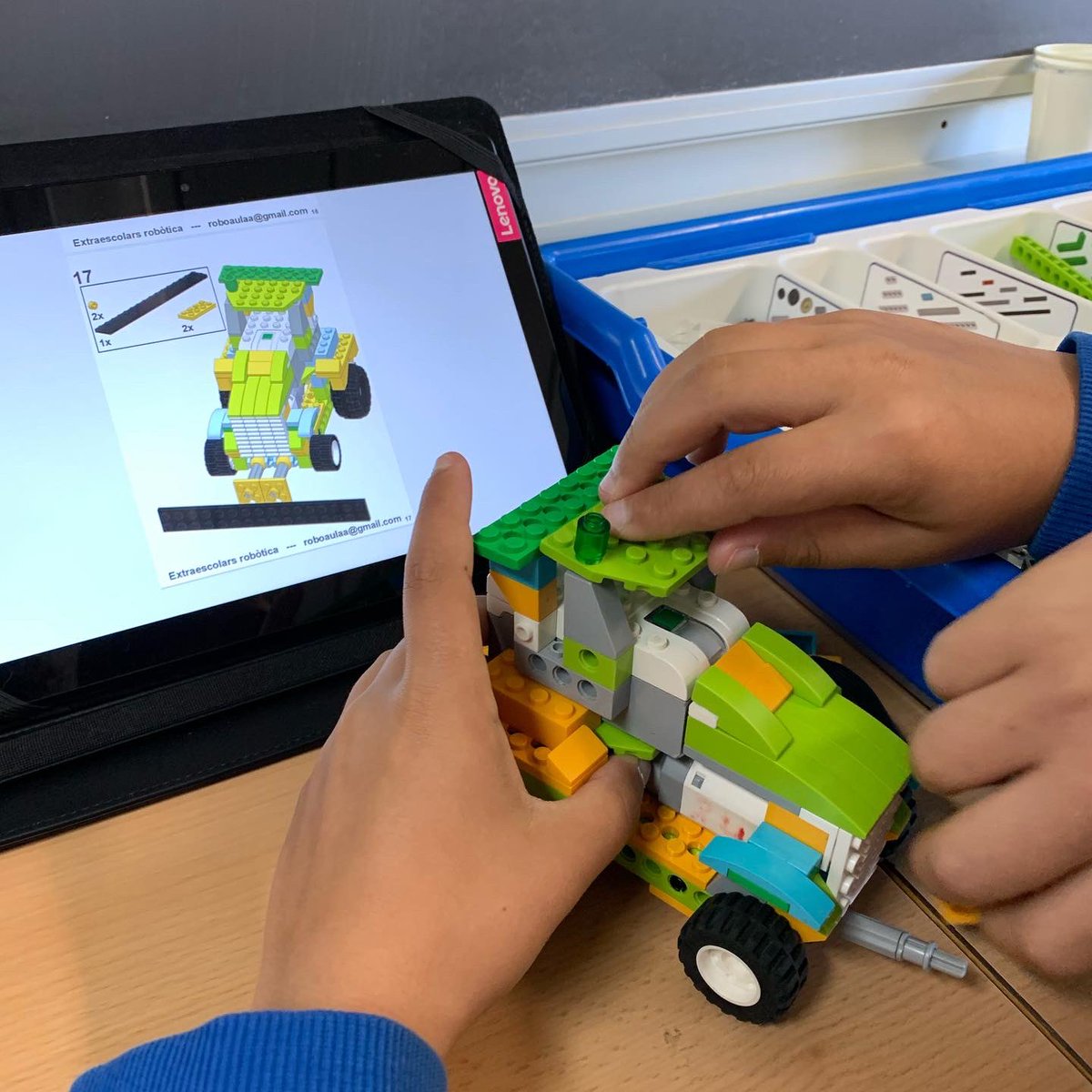 EscolaGanxets's tweet image. La #tecnologia sempre ens facilita alguns àmbits del nostre dia a dia. Al projecte #POEFA hem descobert les bases tecnològiques de les màquines a partir de la 🤖 #robòtica amb @LEGO_Education, aproximant-nos cada cop més a la pedagogia #STEAM.
#somganxets
#roboaula #FonsSocialsEu