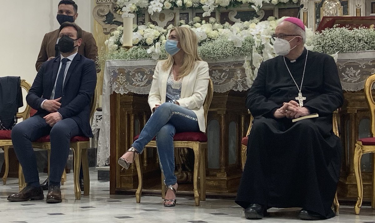 Buongiorno famiglia! Ieri presso la chiesa S. Michele Arcangelo di Trentola Ducenta (CE) si è tenuta la presentazione ufficiale del libro  "OLTRE IL MURO" del giornalista e caro amico Franco Musto. Il ricavato sarà devoluto alla ricerca scientifica anticovid di Napoli.
#COVID19