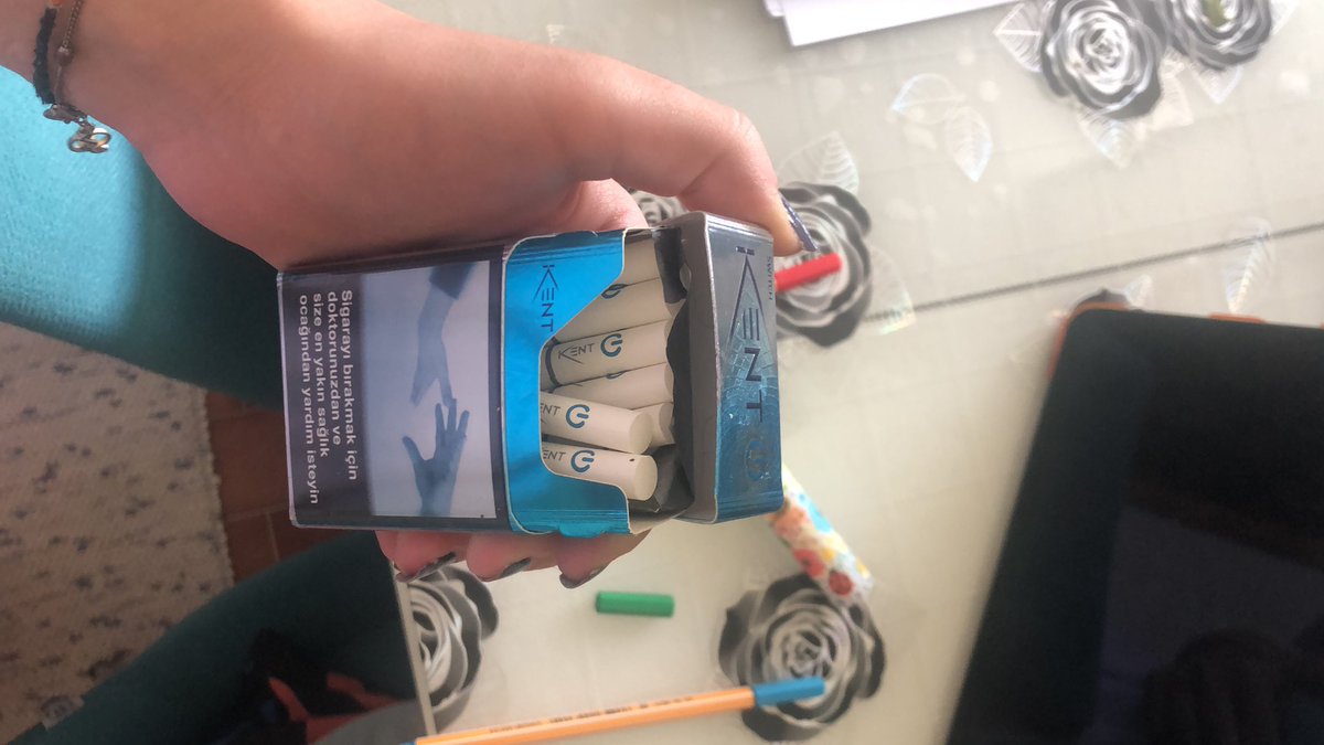 sene 2018 babam sigara paketlerimi saklıyordu arada, geçenlerde sigaram bittiğinde annem şurda bi paket var dedi baktım mentollü...paket saklamalarına ilk defa bu kadar mutlu oldum