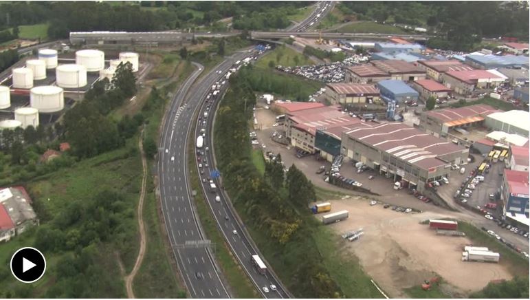 La_SER's tweet photo. 🎥 VÍDEO | Miles de personas, atrapadas en la autopista de Vigo para ponerse la vacuna https://t.co/ZNBZKVvl3f https://t.co/OZ8m2f1Xmn