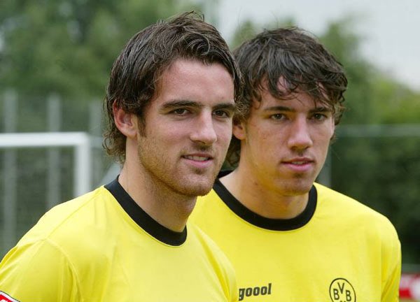 JulienYFS's tweet image. 👬Jouer dans un club pro avec son frère, sympa comme projet non? 🔥
Les frères Metzelder l’ont réalisé au Borussia Dortmund 🟡⚫️
Les 2 maillots disponibles 👉yourfootballshirt