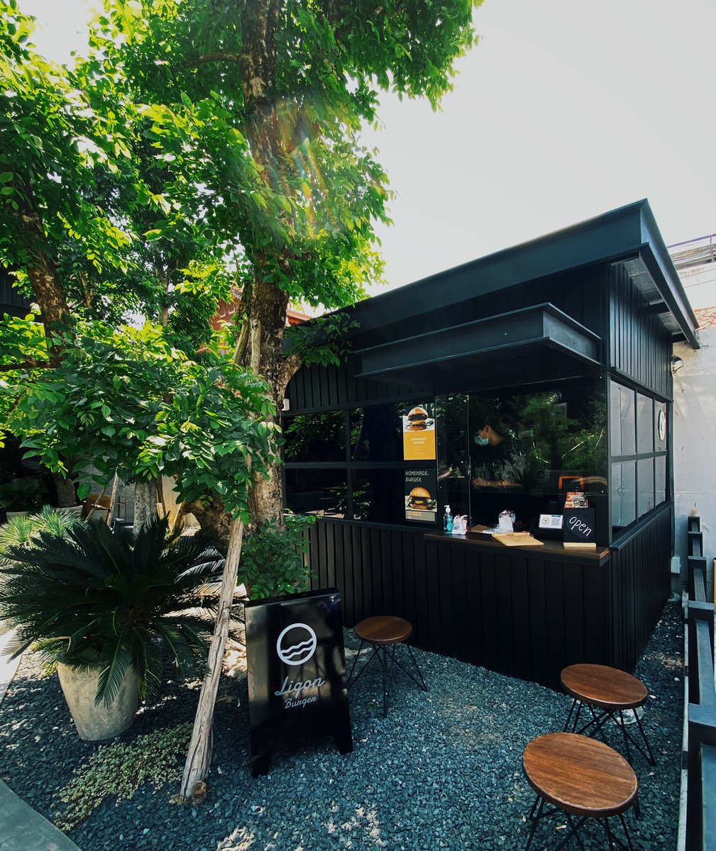 SSanthiti's tweet photo. ʟɪɢᴏɴ ʙᴜʀɢᴇʀ 🍔🥓🍟
———————
เบอร์เกอร์ดุดันในร้านสีดำ
ร้านมีเนื้อให้เลือก 2 ชนิด หมู / เนื้อ 
สามารถบวกชีส หรือ เบคอนเพิ่มได้
มีเฟรนฟราย 🍟/ ᴏɴɪᴏɴs ʀɪɴɢ 🧅 

หนมปังนุ่ม เนื้อหอม ซอสอร่อย 

: ร้านอยู่ภายในบริเวณ ware house เลยนะ
: ร้านหยุดทุกวันศุกร์ 
#รีวิวอีสาน #รีวิวอุบล https://t.co/T5WtzeEr9G