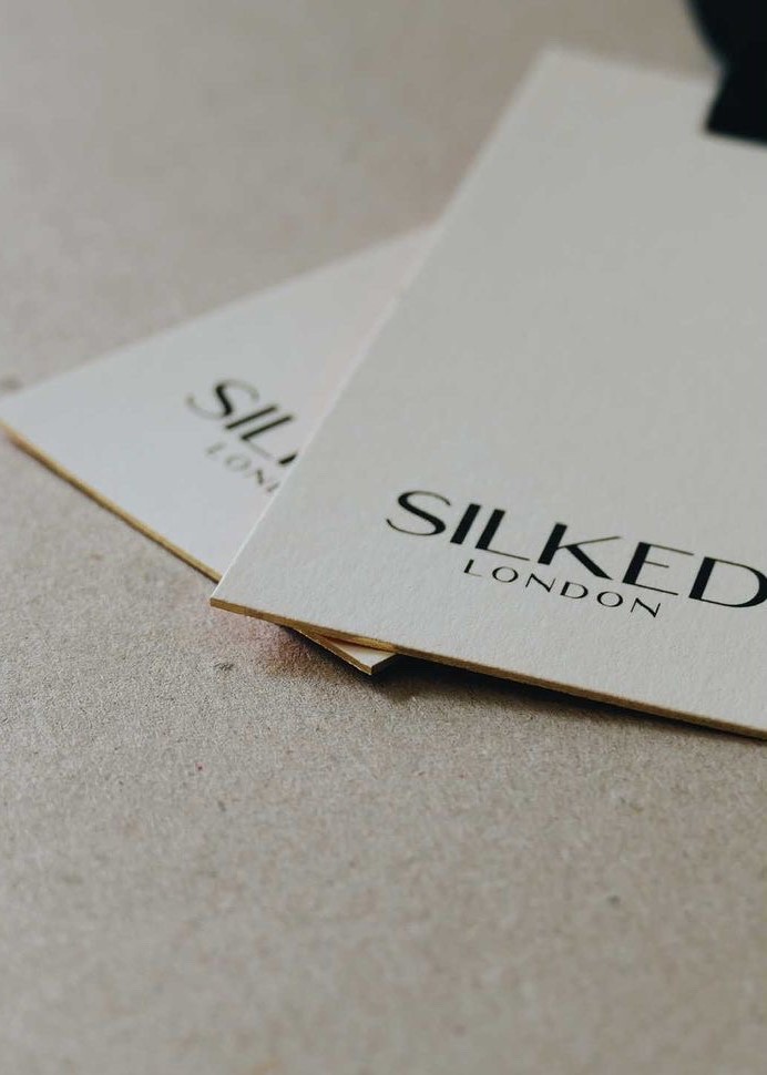 Dayfold's tweet image. A fantastic suite of items for Silked London; design by Candy Black.
Business cards, swing tags, compliment card digitally printed, foiled on Colorplan Natural/Mandarin. Duplexed, gilt edged; die-cut.
#creativeprint #foiling #duplexed #creativepaper #colorplanpapers #dayfoldprint