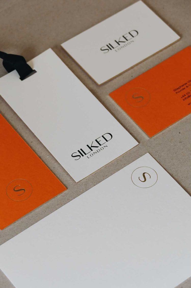 Dayfold's tweet image. A fantastic suite of items for Silked London; design by Candy Black.
Business cards, swing tags, compliment card digitally printed, foiled on Colorplan Natural/Mandarin. Duplexed, gilt edged; die-cut.
#creativeprint #foiling #duplexed #creativepaper #colorplanpapers #dayfoldprint