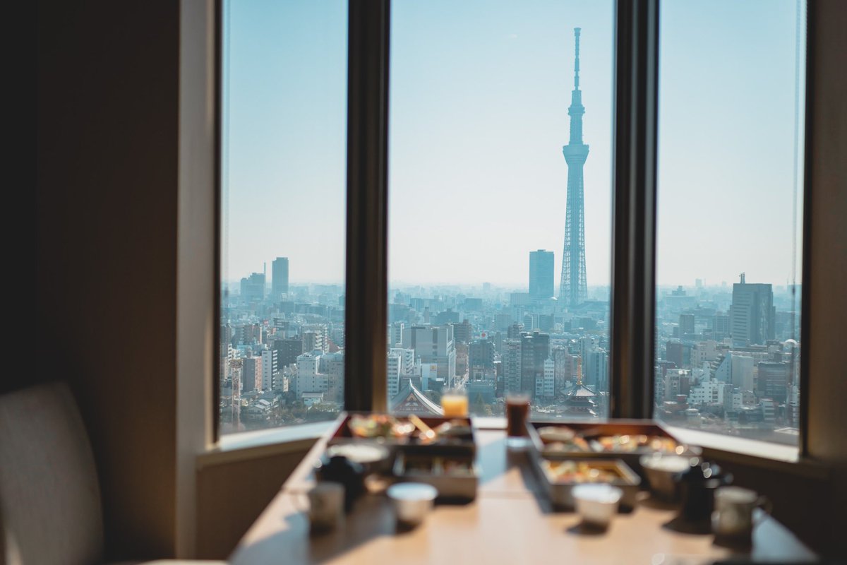 Ooooooayumioooooo 東京 浅草にある 浅草ビューホテル スカイツリーを大満喫できるホテル です お部屋からスカイツリーがドーンと見えます 朝食 夕食は高層階にあるレストランで食べたのですが ここからも綺麗に見えます 時期やお部屋にもより