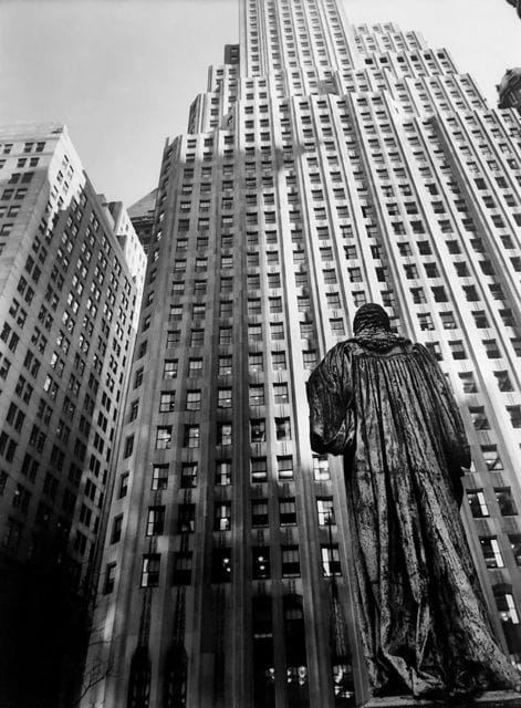 "Lo que ves y escuchas depende de qué tipo de persona eres y desde qué punto estás mirando".
C. S. Lewis
📷 Berenice Abbott