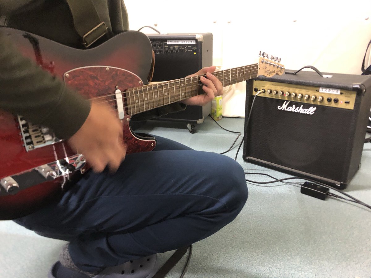 【新メンバー紹介！】
4月からGt.ツリビト(仮称)が加入しました‼️🎸🎣
名前の通り口癖は「あ〜、釣りしたい」です。
よろしくお願いいたします！
※写真は、ツグのギターを調整するツリビトです！