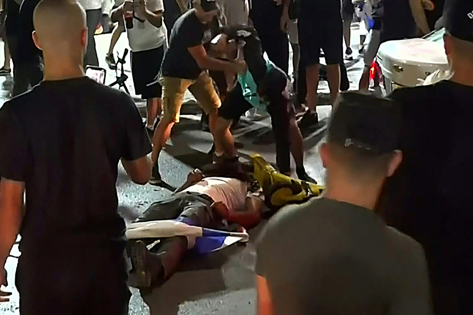 Mediavenir's tweet photo. 📺 FLASH - Mercredi soir,  la télévision #Israélienne a diffusé en direct le lynchage d’un homme, considéré comme arabe, par des militants d’extrême-droite près de Tel-Aviv. La séquence a été diffusée durant une heure de grande écoute. (CNEWS) https://t.co/FAUCXL3R74