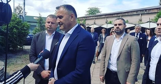 POdborSPS's tweet photo. Prošla je 21 godina bez Boška Peroševića. Socijalisti su i ove godine na mesto njegove pogibije položili cveće i odali mu poštu.  #pokrajinskiodborsps #dusanbajatovic #brankocurcic #socijalisti #sps #aleksandradjankovic #slobodancvetkovic #borisnovakovic https://t.co/8QZSDeOQFr