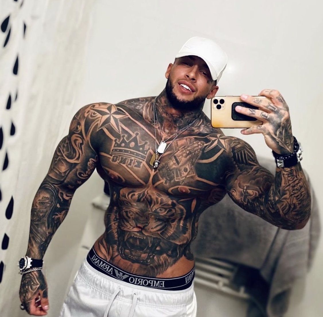 Bad weather outside and I just finished my workout so I'm all alone at home and bored.. Like + RT this and I'll send you a custom voice message 😏 #tatoos #muscle #muscletop #horny #nsfw #muscleworship