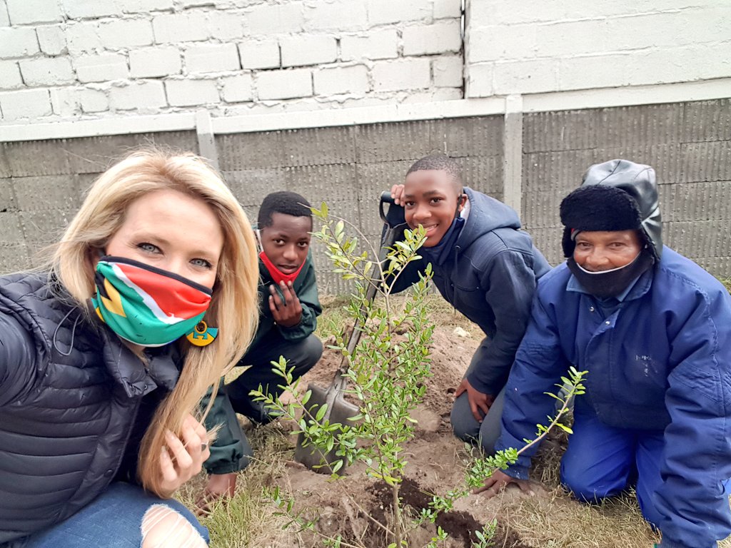 ChangeAgentSA's tweet photo. The reason I do what I do; THIS ❤
Afternoon Warriors... from our hearts to yours...
#BuildingOurNation #TouchingLives #ChangingTheWorld #DoOneThing #ChangeAgentSA #EarthWarrior #UbuntuInAction #SouthAfrican 🇿🇦 #GreeningMinds #ClimateAction https://t.co/fPBHEhSEak