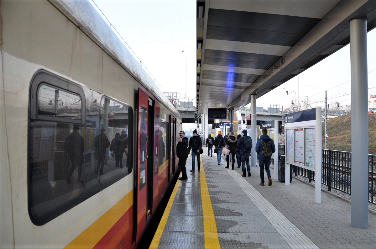 PKP_PLK_SA's tweet photo. Rośnie rola #kolej w obsłudze aglomeracji. Nowe przystanki w miastach i na obrzeżach zwiększają dostępność do🚄np.#Mokronos Górny,#Rzeszów Zach.,#Warszawa Powązki,#Olsztyn Śródmieście,#Kraków Bronowice. Dobra podróż koleją to oszczędność czasu i korzyść dla środowiska.#FunduszeUE https://t.co/QBc3YQeYR9
