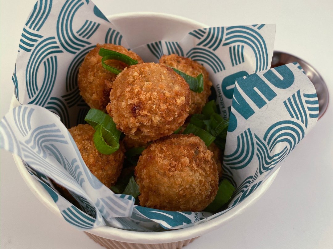 Duck arancini with hoisin dipping sauce with your lunch😍 

Delicious, flavoursome and crunchy fried rice ball with shredded aromatic duck and spring onions 

Serving Lunch Friday and Saturday!

#chaochao #asianfood  #takeaway #takeawayfood #takeawaynotts #streetfood