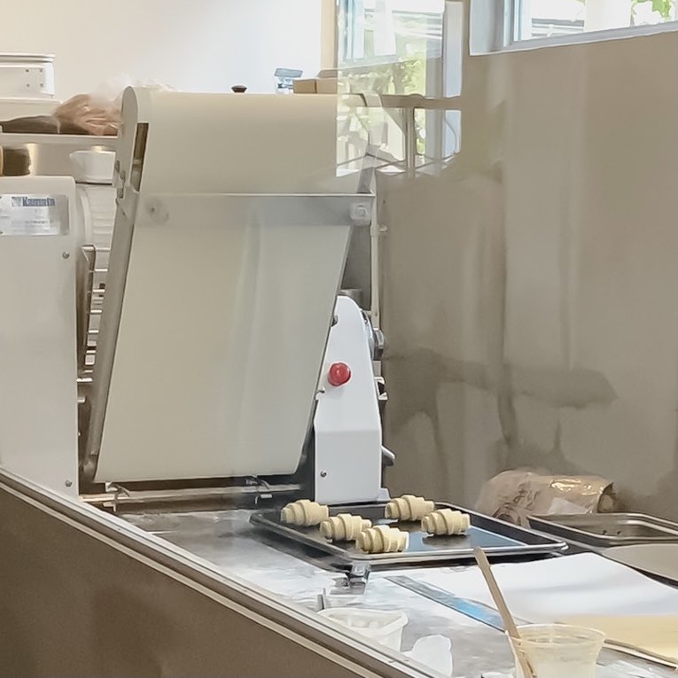 mapooo_t's tweet image. 三軒茶屋にあるクロワッサン専門店「 plat 」。友達に教えてもらって行ったけど、クロワッサンがジューシー&amp;amp;サクサクで本間に美味しかった🥺ノーマル(350円)を食べたけど、ハムチーズやラズベリーとか他も全部美味しいらしいからまたいく！！！
#東京カフェ #三軒茶屋カフェ