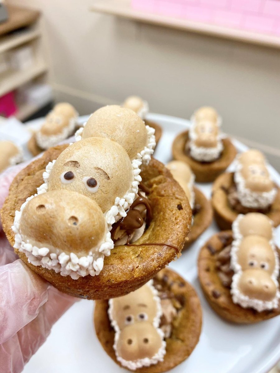 NEW Kinder &amp; Nutella Cookie Cups 😱
Milk chocolate cookie filled with nutella cream, topped with more nutella &amp; a kinder hippo 😋

In store now, £2.25 each!