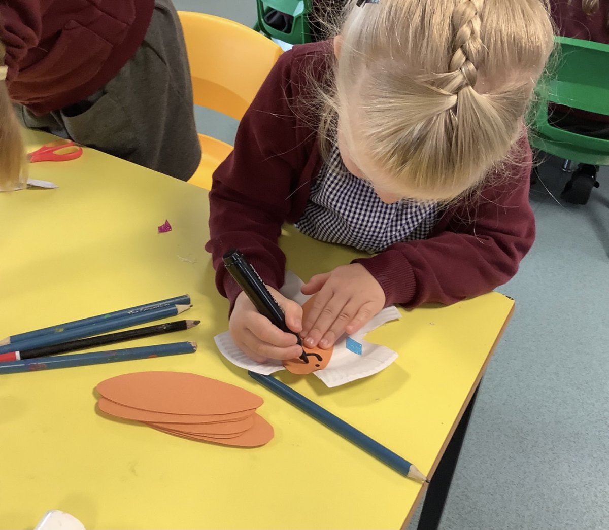 LlansannorPS's tweet photo. #Nurseryam have had lots of fun this morning making paper plate butterflies. We talked about how butterflies are symmetrical. #llansannorps #maths #paperplatecraft #symmetrical. https://t.co/DFryPKEG3Y