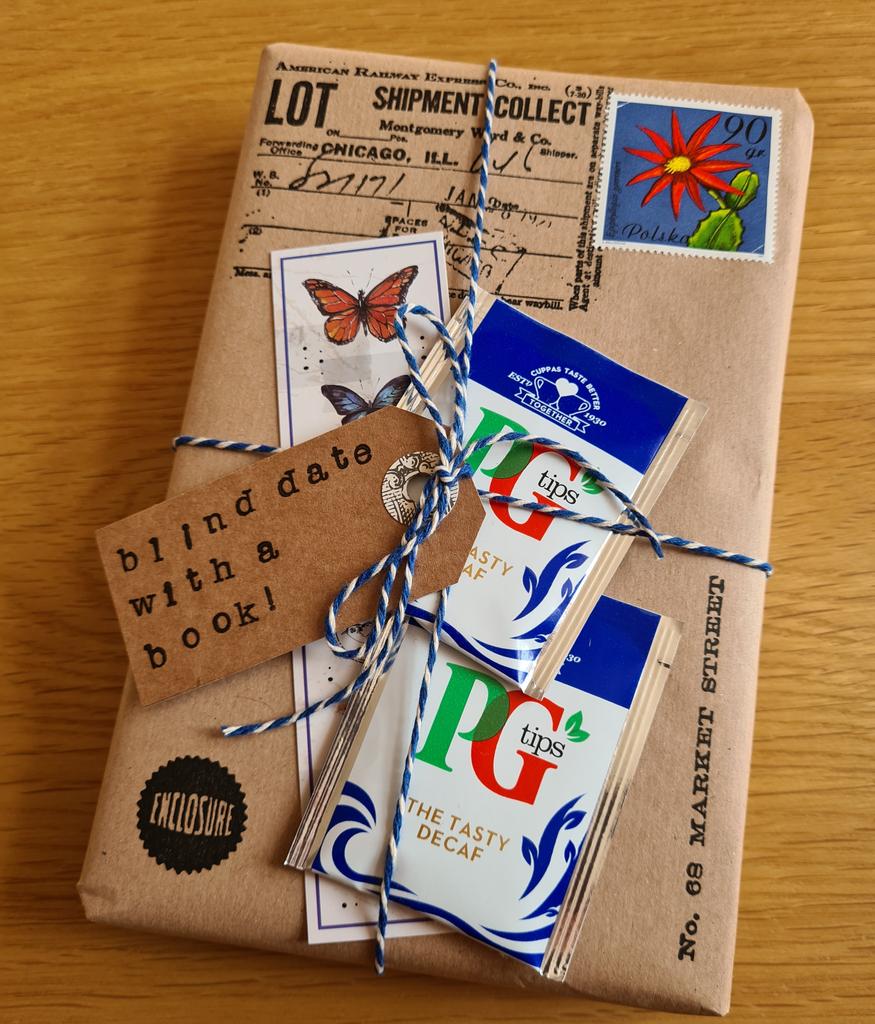 Morning! #elevenseshour my Blind Date with a Book packs come with a choice of hot drink ☕ including decaf tea! 📚🥰💐

#thursdaymorning #women
#giftsforbooklovers 
etsy.com/uk/listing/943…