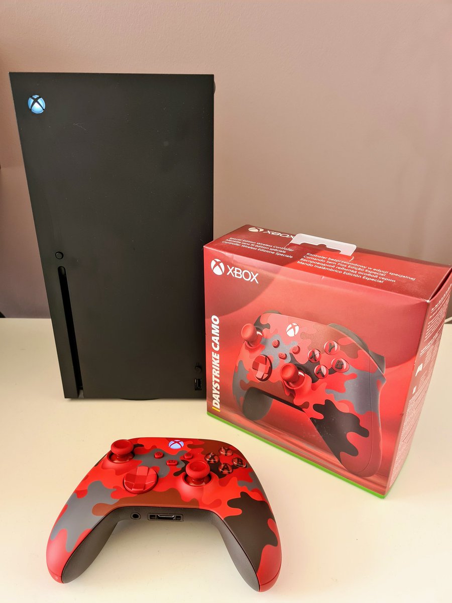 mfourastie's tweet photo. Elle est arrivée !
Superbe , avec sa petite nouveauté : le grip sur les gâchettes arrières. 
@hamsterjoueur @XboxFR 
#camo
#daystrike 
#XboxSeriesX https://t.co/GiZGwpxJv3