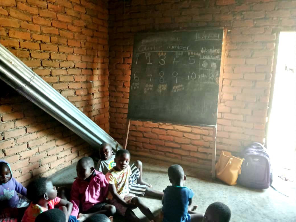 chazukaproject's tweet photo. A temporary classroom has been set up so the children can still receive a good education while the building work is taking place to improve their learning environment. They’ve also been learning outside, thanks to Teacher Grace and Lucy, the school dog!

#school #malawi #educate https://t.co/PDAHMxceCV