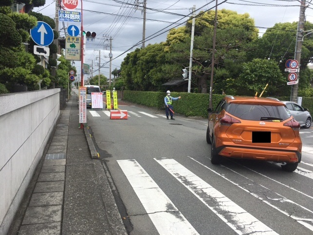 shizuoka_numado's tweet photo. 県道東柏原沼津線（旧東海道）の原踏切の前後で、沼川新放水路整備に伴う踏切移設工事のため、本日から全面通行止を終日実施しています。通行止の期間は令和３年５月21日（金）正午までです。御不便をお掛けしますが、国道１号への迂回など御協力をお願いします。#静岡 #沼津 #地元 #通行止 #踏切 https://t.co/ePoHbYg7nI