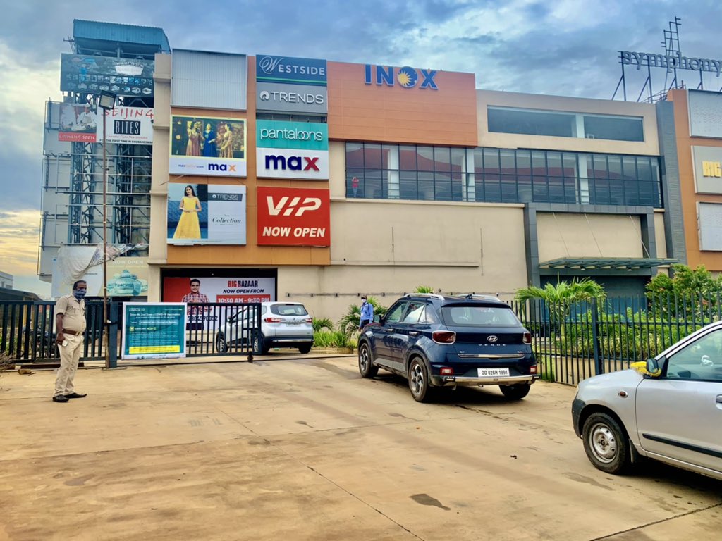 EkMahapatra's tweet photo. Impressed with the initiative taken and efficiency shown by @bmcbbsr @CMO_Odisha @SecyChief for #DriveInVaccination in #Bhubaneswar in collaboration with Symphony Mall.
Takes about 5 mins on an average. Book, visit, get a shot and done ! https://t.co/Hj4JpqvHny