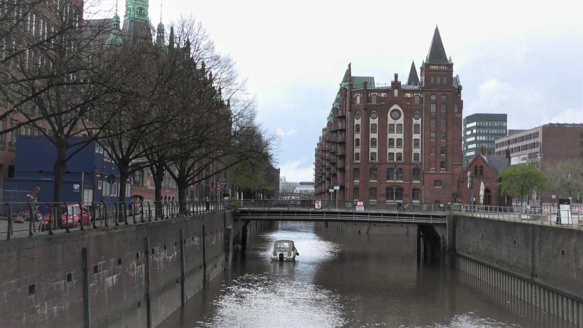 Elbuferblog's tweet photo. Die Hamburger Wirtschaft bekam den zollfreien Freihafen und es erfolgte der vollständige Beitritt zum deutschen Zollverein. #Hamburg #Hafen #Schiffe #Speicherstadt #Zollgebiet #Lagerhäuser #Nikolaifleet #HafenCity #Freihafen #Freibrief https://t.co/LdsQtQn0xz