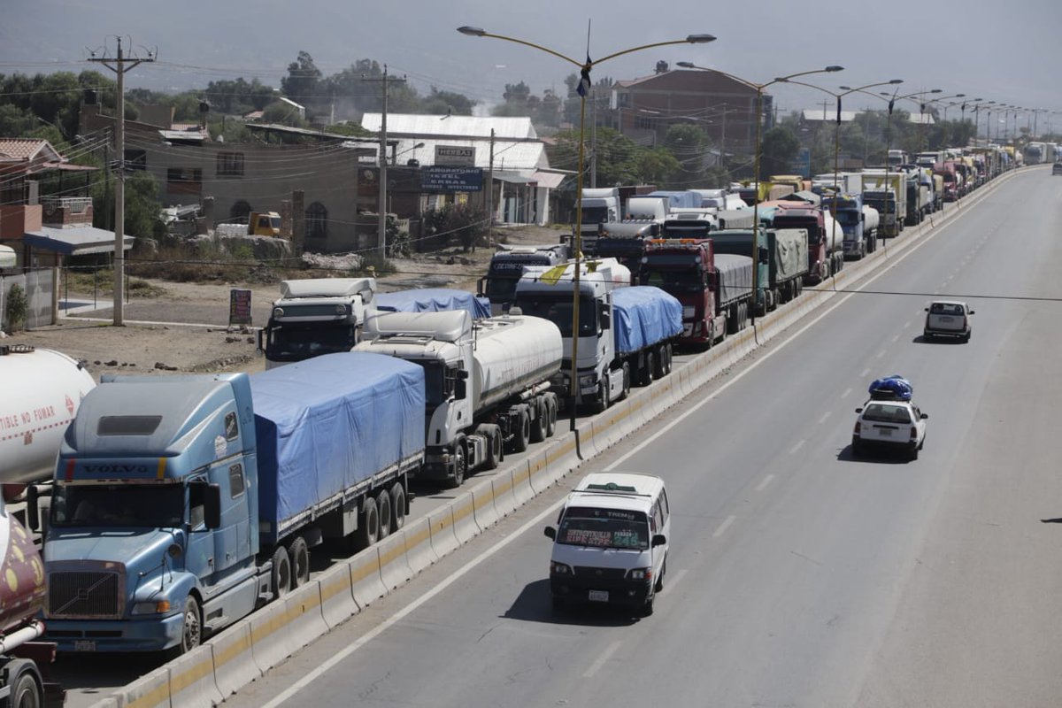 Opinion_Bolivia's tweet photo. Pese al acuerdo entre transportistas y el gobierno, el transporte pesado en continúa con el bloqueo en el sector de #Suticollo. Ellos argumentan que los dirigentes que llegaron al acuerdo no los representan.
📷 APG https://t.co/Lw2x5H8mUe
