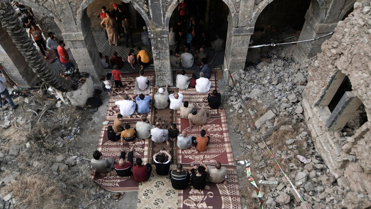 صلاة العيد تعود لمسجد دمرته الحرب على تنظيم الدولة الإسلامية في الموصل بالعراق mc-d.co/1bb0