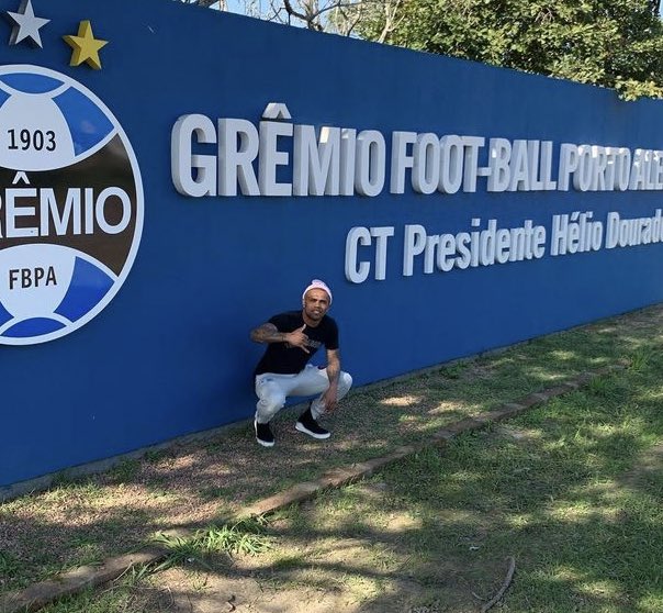 Informação de agora no Donos da Bola:

Flamengo com seu vice-presidente Marcos Braz consultaram o atleta Douglas Costa e ele sequer ouviu a proposta: “No Brasil é só Grêmio.”

📸 Instagram / Douglas Costa