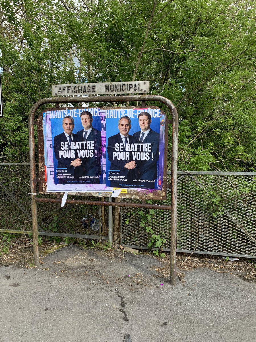 quentinmabillle's tweet image. #SeBattrePourVous Sous un beau soleil de l’#avesnois ! Une belle opération de collage des @lesRepublicains de la 12e circonscription pour l’équipe régionale menée par @xavierbertrand. Cc @SebastienHuyghe @BenoitWascat @rigaud_laurent