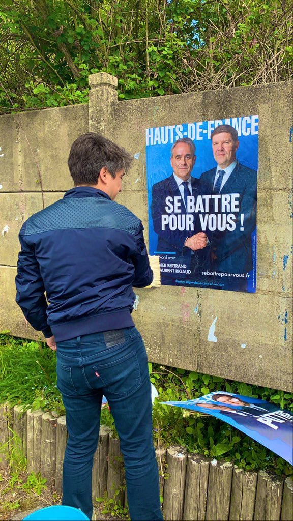 quentinmabillle's tweet image. #SeBattrePourVous Sous un beau soleil de l’#avesnois ! Une belle opération de collage des @lesRepublicains de la 12e circonscription pour l’équipe régionale menée par @xavierbertrand. Cc @SebastienHuyghe @BenoitWascat @rigaud_laurent