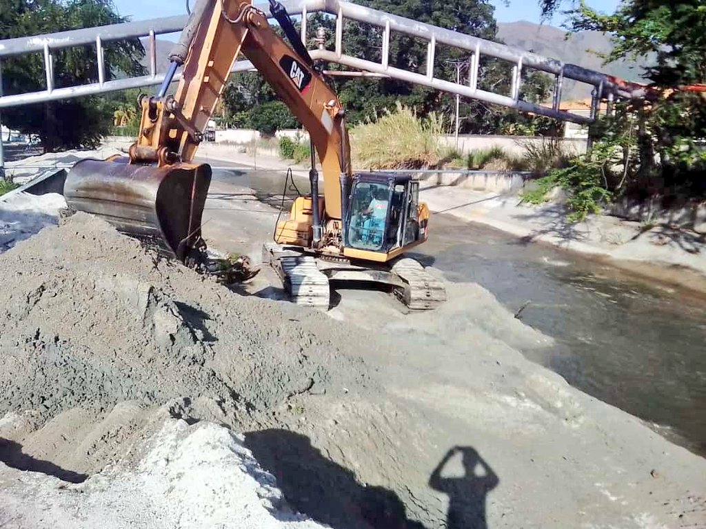 #13Mayo | Se mantienen labores de desazolve del Río Limon - Puente la Candelaria. Actualmente en el sector pernocta un equipo capacitado de operadores, ejecutando esta labor tan importante en beneficio de toda la comunidad de La Candelaria, Municipio Mario Briceño Iragorry.